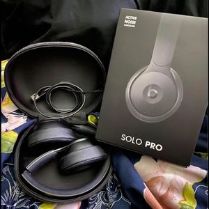 Beast by Dre Solo Pro wireless with active noise cancelling